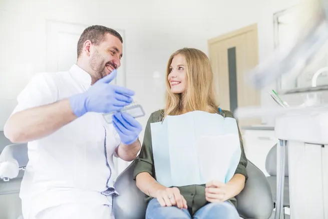 Dentista atendiendo a paciente en clínica dental en Valladolid.
